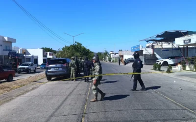 Atacan a balazos a una persona en autolavado.