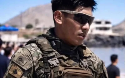 Con uniforme y todo: marino se lanza al mar y salva a dos menores en San Felipe