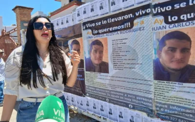 A un año de su desaparición, madre de joven realiza pega de calcas en Mazatlán