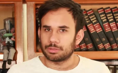 Werevertumorro denuncia filtración de datos privados y hostigamiento tras críticas al registro de celulares