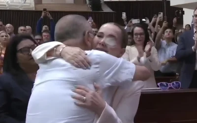 Diputada Elizabeth Montoya regresa al Congreso tras atentado, fue recibida con abrazos y aplausos por sus compañeros